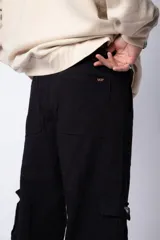 Pantalón cargo de jean con lavado ácido en tono gris, corte holgado, bolsillos laterales tipo cargo y bolsillos frontales tipo parche.