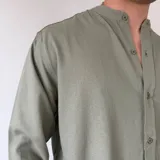 Camisa de lino manga larga de color blanco, con cuello mao y cierre frontal con botones.