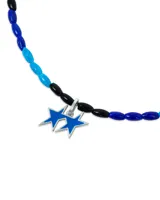 Collar de cuentas de colores azul, celeste y negro con dije de dos estrellas plateadas.
