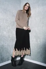 Botín de cuero negro con punta cuadrada y cierre de cremallera trasera. El tacón es ancho y mide 8,5 cm de alto.