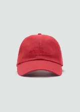 Gorro tipo gorra de visera color rojo, confeccionado en mezcla de algodón y lino, con cierre regulable metálico en la parte posterior.