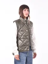 Chaleco verde militar con diseño acolchado de rombos, cuello alto y cierre frontal con botones a presión.