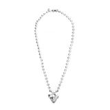 Collar largo compuesto por una cadena de bolas de aleación de metales con baño de plata de ley. Incluye un colgante central en forma de corazón con acabado irregular.