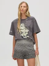 Short de tejido de punto color gris con efecto degradado y patrón de rombos. Tiene pretina elástica combinada.