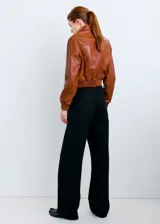 Jeans negros de corte recto y tiro medio con diseño clásico de cinco bolsillos y presillas para cinturón.