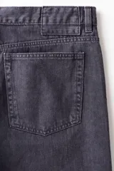 Bermuda de denim de algodón grueso color gris oscuro, con diseño clásico de cinco bolsillos, cierre de botón y cremallera, y perneras de corte relajado.