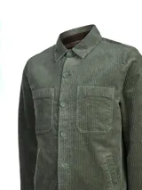 Chaqueta tipo overshirt de cotelé color verde, con cierre frontal abotonado, cuello clásico, mangas largas con puños ajustables y cuatro bolsillos frontales.