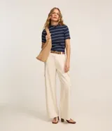 Blusa de ribana marca Marfinno, color beige con rayas horizontales finas de color marrón, cuello alto y mangas cortas.