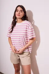 Remera de algodón blanca con rayas horizontales color lavanda, de corte recto y mangas cortas.