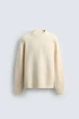 Jersey de punto con mezcla de lana, de corte relajado, cuello redondo y manga larga con acabados en rib.