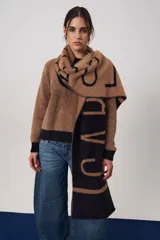 Bufanda rectangular de tejido suave, color negro con letras grandes en color beige que forman la palabra 'LODOS'.