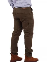 Pantalón cargo color beige, de corte chupín, con bolsillos laterales y traseros con solapa. Confeccionado en algodón con spandex.