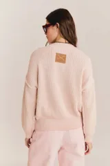 Sweater de punto grueso acanalado color marrón, de corte oversized con cuello redondo, mangas largas y diseño cropped.