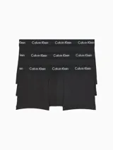 Pack de tres boxers tipo trunk Calvin Klein, confeccionados en algodón elástico. Presentan un diseño liso en color negro con cintura elástica distintiva de la marca con el logo estampado en contraste.