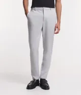 Pantalón de sastrería corte skinny, color gris claro, con trabillas en la cintura, cierre de botón y cremallera, y bolsillos laterales. Confeccionado con tecnología performance que ofrece secado rápido y resistencia a las arrugas.