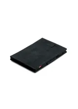 Billetera plegable de cuero sintético color negro, con costuras en contraste y una pequeña etiqueta con los colores de la bandera italiana en el borde.