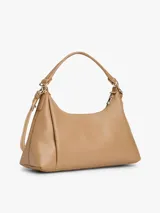 Cartera tipo hobo de Tommy Hilfiger en color beige, con acabado liso, cierre de cremallera, asa superior y correa ajustable y extraíble. Cuenta con el logo metálico de la marca en relieve en la parte delantera.
