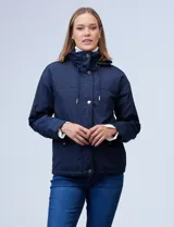 Campera azul marino liviana marca Michael Kors, con capucha escondida en el cuello, cierre oculto con botones a presión, bolsillos delanteros y avíos metálicos dorados con logo.