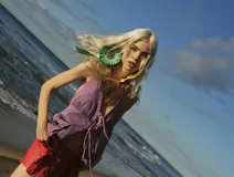 Top tipo chaleco de denim ahumado color azul, con escote halter, cierre frontal con lazo y dos bolsillos tipo cargo con estribos de bronce.