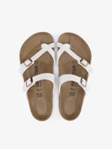 Sandalias Birkenstock modelo Mayari, color blanco, con plantilla regular y tiras de Birko-Flor® con hebillas ajustables.