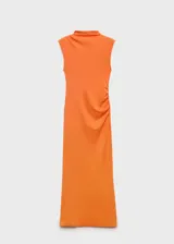 Vestido midi de color naranja, sin mangas, con cuello perkins y diseño entallado. Presenta un detalle drapeado en uno de los laterales de la cintura.