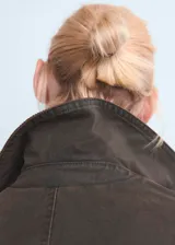 Jeans tiro medio de corte recto y diseño crop con cinco bolsillos, trabillas y cierre frontal de cremallera y botón, confeccionados en tejido 100% algodón.