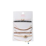 Set de seis chokers y collares de diferentes estilos. Incluye un choker dorado con dije de luna, un choker negro con tachas plateadas, un choker de gamuza marrón, un collar dorado con cuentas blancas, un collar dorado con dije de flor negra y un collar dorado con cuentas y dije de cristal azul.