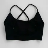 Top deportivo color lila, con breteles finos y espalda deportiva.