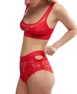 Bralette de encaje rojo con diseño de capas, escote redondo y detalles de malla fina. Presenta una banda elástica inferior para mayor soporte.