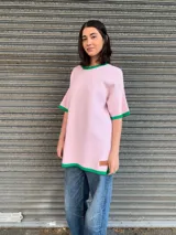 Remerón tejido en hilo color rosa con terminaciones en verde.