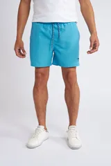 Short de baño color turquesa con cintura elástica y cordón ajustable. Presenta bolsillos laterales y un bolsillo trasero, con el logo de la marca bordado en la parte inferior de la pierna.