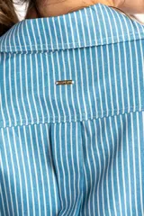 Camisa celeste con rayas verticales blancas, de corte oversize y manga larga.