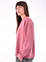 Buzo de corte holgado color rosa viejo, con cuello redondo y mangas largas.