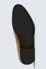 Bota estilo Chelsea fabricada en piel con acabado de serraje, cuenta con elásticos laterales para facilitar el calce, horma redonda y suela a contraste con un ligero tacón.