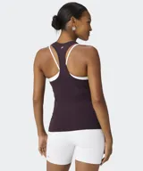 Musculosa Fabletics Tech+ Racerback azul marino con diseño de espalda deportiva, confeccionada en tejido ligero y elástico que absorbe el sudor.