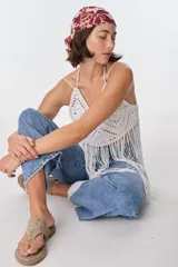 Pañuelo cuadrado de tela con estampado de flores en tonos rojo y beige.