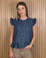 Chaleco de jean azul oscuro con cierre frontal de botones metálicos, cuello redondo, mangas con volados y ruedo con volado fruncido.