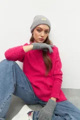 Guantes de punto de lana en color gris, con diseño clásico y puños acanalados.