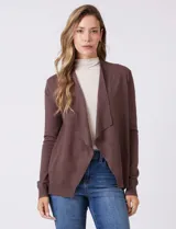 Cardigan de tejido liviano color marrón, con frente abierto, mangas largas entalladas con puños de rib y detalle de botones en la espalda.