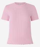 Blusa básica de manga corta y cuello redondo, confeccionada en viscosa texturizada de canalé con elastano y detalle de terminación ondulada en el bajo.