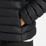 Campera acolchada tipo puffer con capucha, color negro, con cierre frontal bidireccional y logo de la marca estampado en el pecho. Cuenta con mangas largas y puños elásticos.