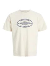 Remera de manga corta y cuello redondo con calce relajado, color blanco antiguo. Presenta una estampa frontal de diseño ovalado en color azul con el logo de Jack & Jones y texto alusivo a la marca. Confeccionada en tejido de punto de algodón.