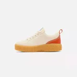 Sneakers de plataforma baja Sorel Ona Ave Low, color blanco con detalles en naranja en el talón, suela de goma marrón texturizada y detalles en celeste en la lengüeta.