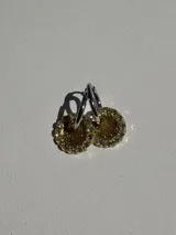 Par de aros de resina azul con borde de strass y arito de acero quirúrgico.