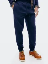 Pantalón de jogging marrón con cintura elástica y cordón ajustable.