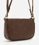 Cartera femenina modelo baguette Satinato confeccionada en PU marrón, de tamaño pequeño y estructura compacta con base levemente curvada. Cuenta con cierre superior, cadena frontal robusta en metal y asa transversal desmontable.