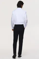 Pantalón sastrero de corte slim fit y diseño liso, color negro, con pliegues frontales, bolsillos laterales y cierre con botón.