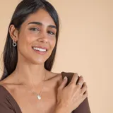 Collar de cadena fina con tres dijes circulares lisos y minimalistas, confeccionado en plata 925.