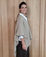Ruana tejida en algodón con destellos de lurex, de corte amplio y diseño abierto, con textura en punto relieve.