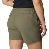 Short de senderismo color verde oliva, con cintura elástica, bolsillos laterales y cierre a presión en el bolsillo trasero. Confeccionado con tecnologías de protección solar y repelencia a manchas.